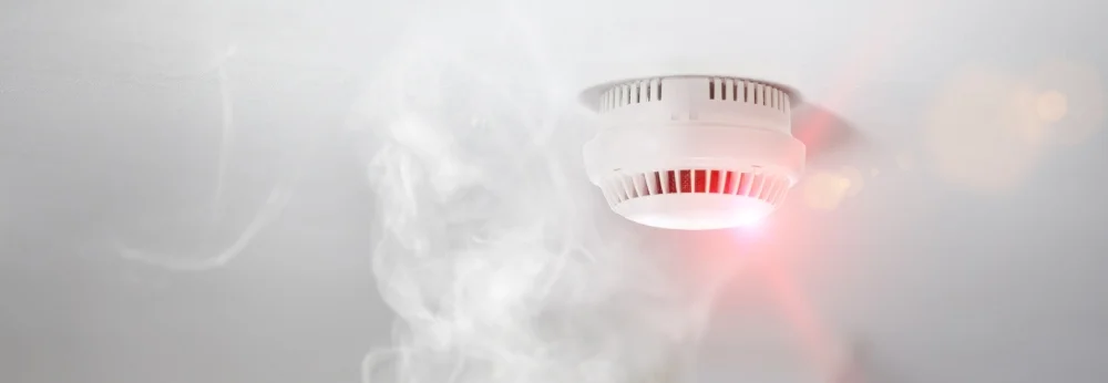 Rauchmelder mit rotem Licht an der Decke